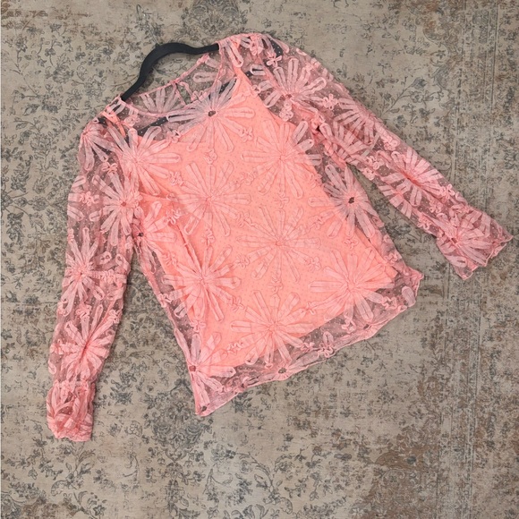 Elegant Dotted Lace Floral Top - Picture 2 of 5